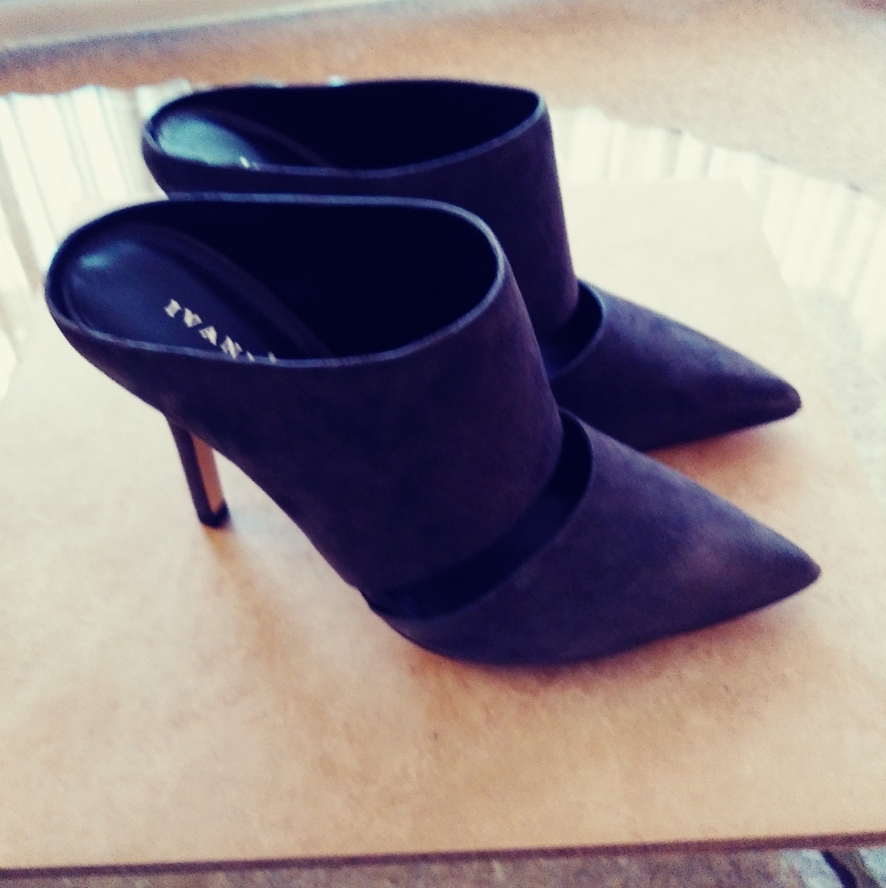 NEW - Ivanka Trump Size 4M Gray Suade Heels